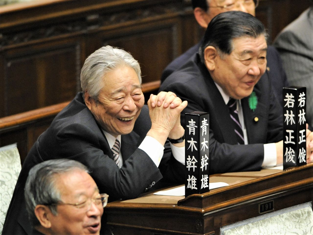 Aoki Mikio, a la izquierda, en el centro, en enero de 2010. (© Jiji)