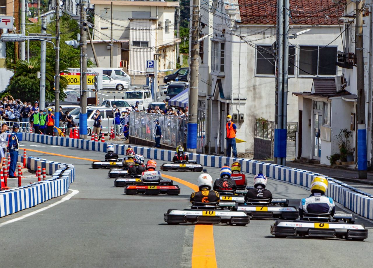 Los corredores compiten en un circuito urbano en la primera carrera de karts de Japón celebrada en vías públicas (20 de septiembre de 2020, Gōtsu, prefectura de Shimane - cortesía de la Secretaría del Club A1 Urban Race) (Jiji)