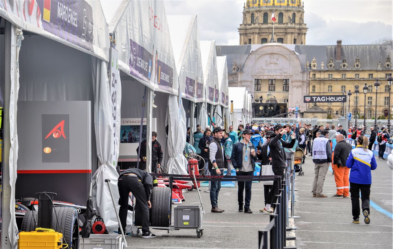 Vista del paddock de la carrera de París. La estrategia de la Fórmula E consiste en celebrar carreras en destinos turísticos de primer orden como París, Londres y Roma para promocionar los vehículos eléctricos. (©Federico Pestellini/Panoramic)