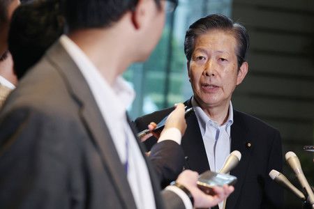 Yamaguchi Natsuo, líder del Nuevo Kōmeitō, socio de coalición del PLD en el Gobierno, también criticó a Matsukawa por la polémica fotografía. 