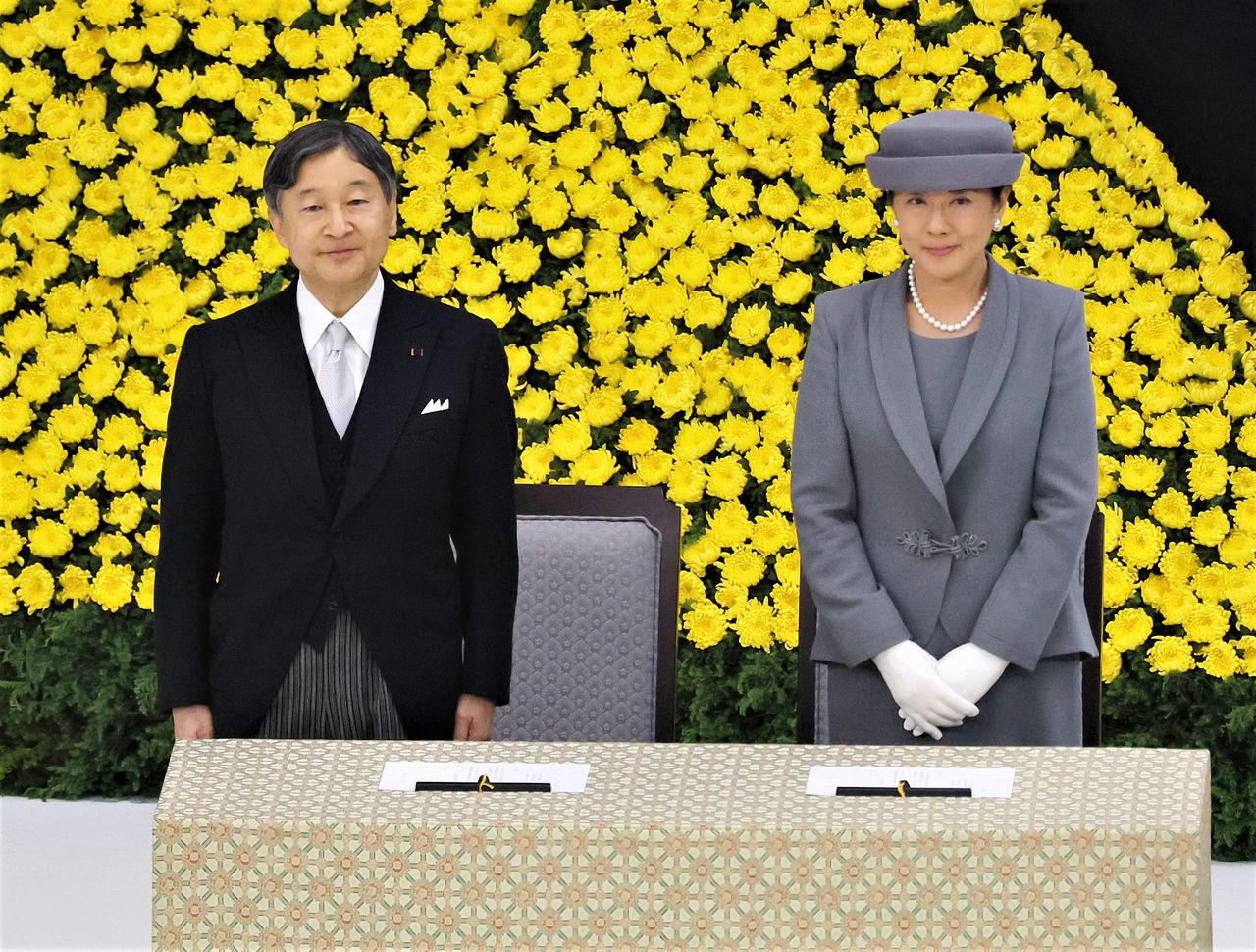 El emperador Naruhito y la emperatriz Masako en la ceremonia conmeorativa por los fallecidos en la guerra celebrada en Tokio el 15 de agosto de 2023. (© Jiji)