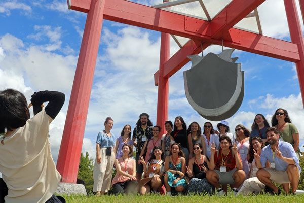 Un grupo de jóvenes llegados de Galicia, en el norte de España, se toman una foto grupal bajo la “Campana Asahi” (Asahi no Kane) durante su ruta por la prefectura de Wakayama. 