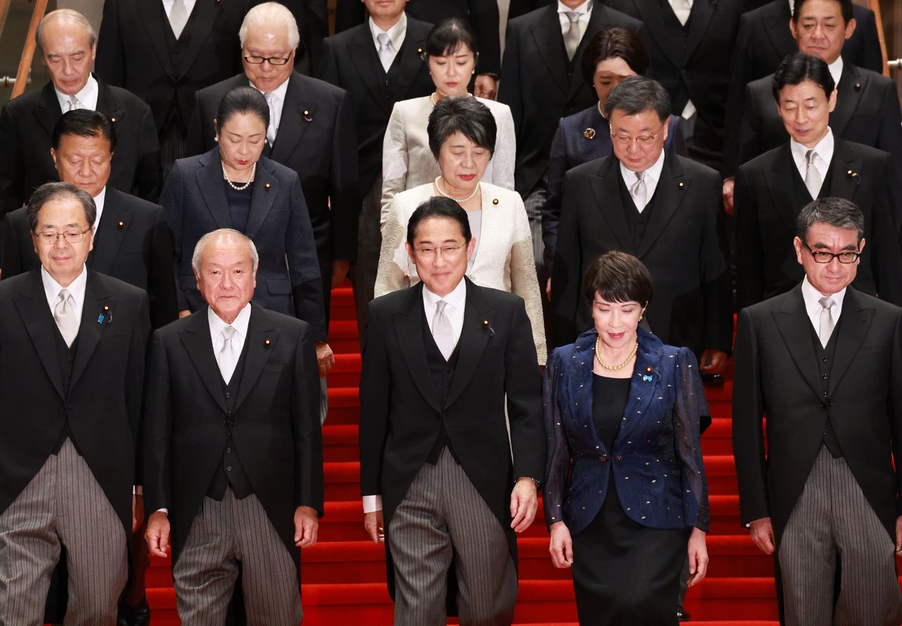 El primer ministro Kishida, en el centro, delante, posa en una fotografía conmemorativa con los miembros de su nuevo gabinete en el Kantei de Tokio el 13 de septiembre de 2023. (© Jiji)