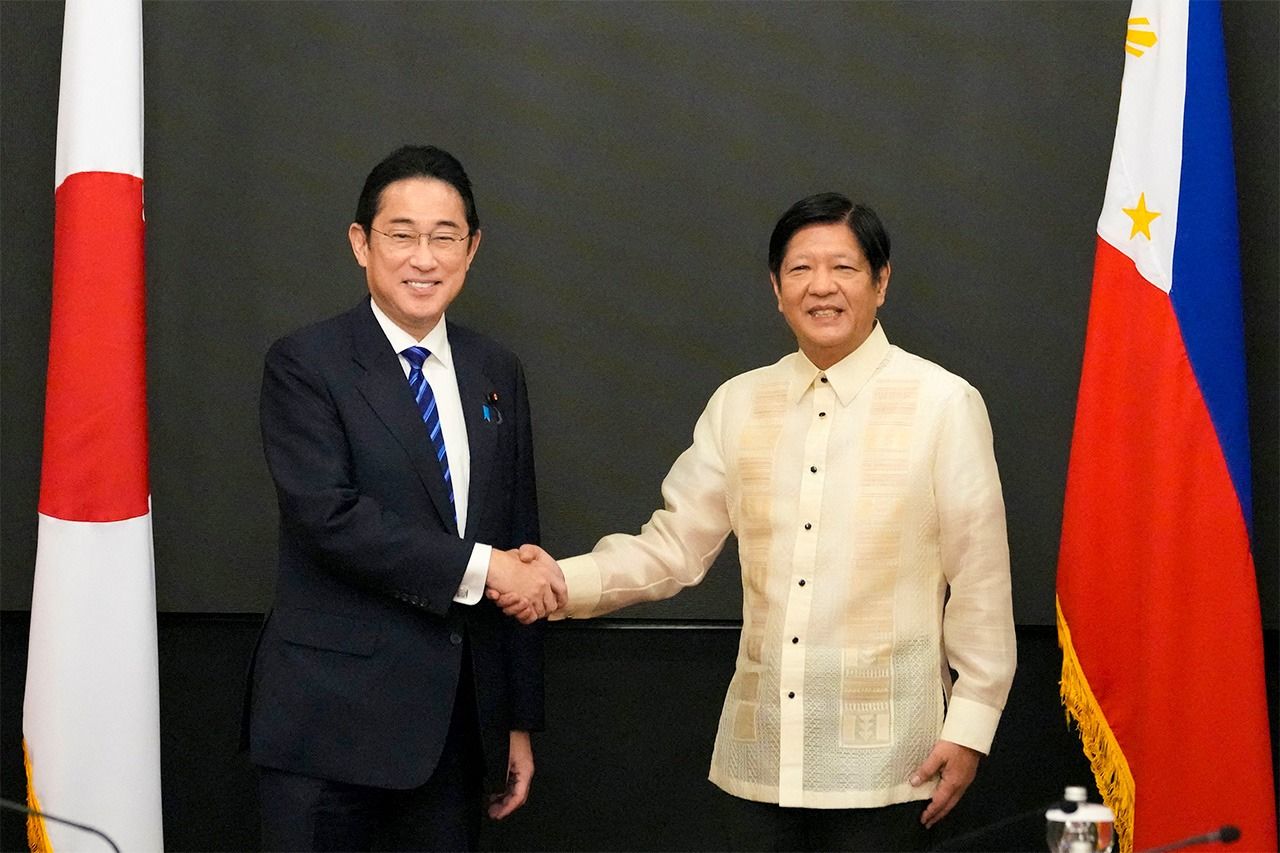 El primer ministro Kishida Fumio (a la izquierda) con el presidente Ferdinand Marcos Jr. en Manila el 3 de noviembre de 2023. (© AFP/Jiji)