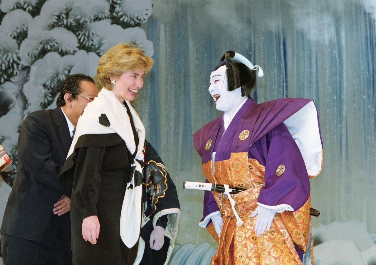 La primera dama estadounidense, Hillary Clinton, de visita en Japón con motivo de la Cumbre de Tokio, asiste a una representación de kabuki. Después, Ichikawa Enʼō (entonces Ennosuke III) y la Sra. Clinton charlan en el escenario del teatro Kabuki-za de Tokio el 9 de julio de 1993. (Jiji Press)