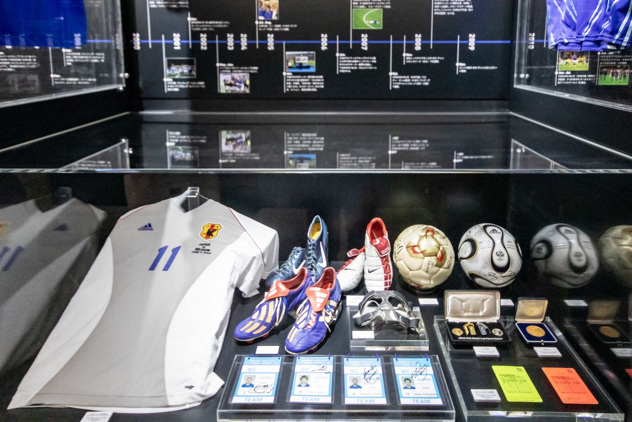 También se expone la colección heredada del Museo del Fútbol de Japón, que cerró sus puertas en febrero. El visitante puede chatear con la IA generativa para recibir explicaciones.