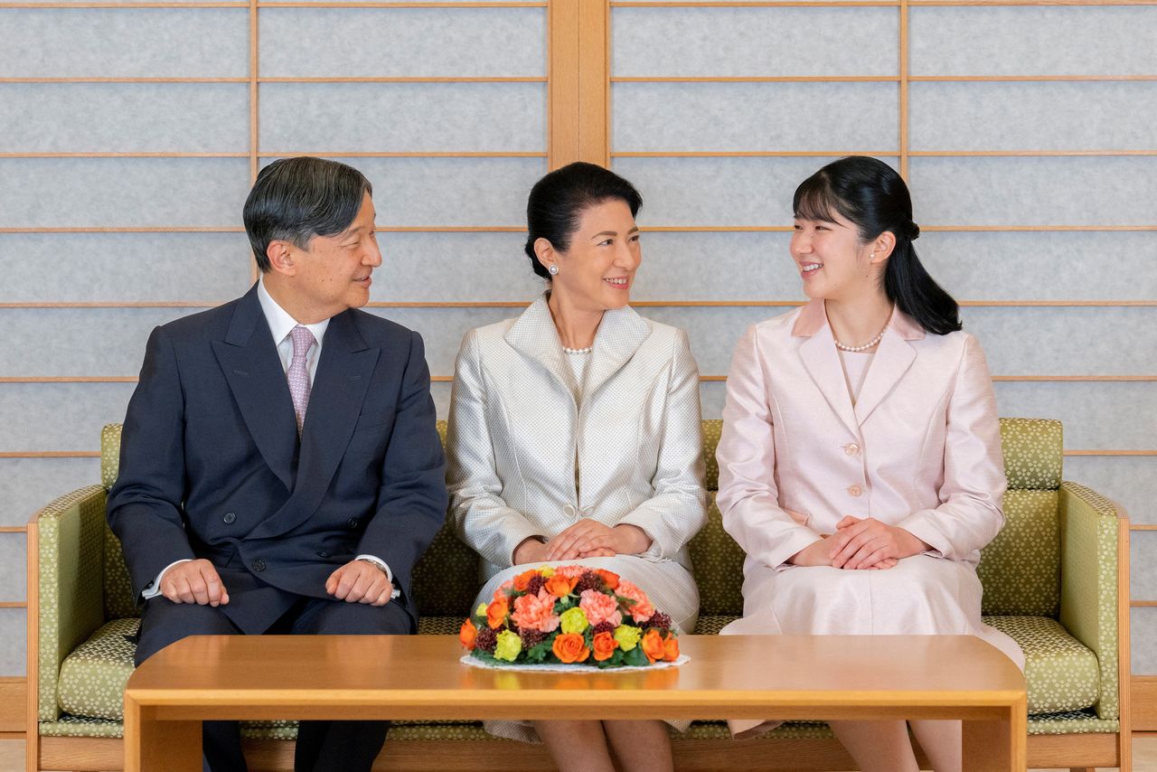 La emperatriz Masako (en el centro) junto al emperador Naruhito y la princesa Aiko. (Por cortesía de la Agencia de la Casa Imperial, © Reuters)