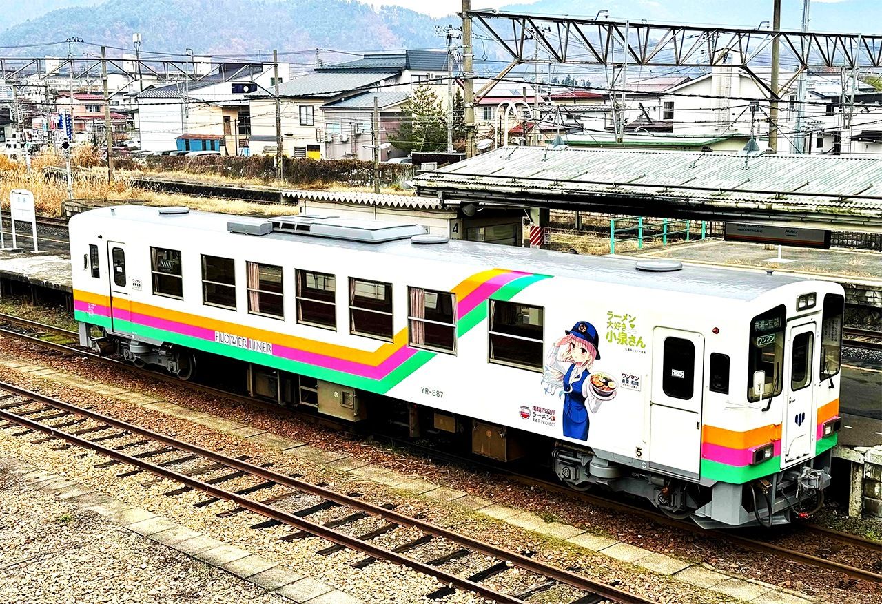 La línea Flower Nagai, por la que circula el tren de Rāmen daisuki Koizumi-san, es una línea de ferrocarril local que va desde la estación de Akayu, en la ciudad de Nan’yō, hasta la estación de Arato, en la ciudad de Shirataka. La línea recibe su nombre por los numerosos puntos florales que hay a lo largo del trayecto. (Fotografía cortesía del ayuntamiento de Nan’yō)