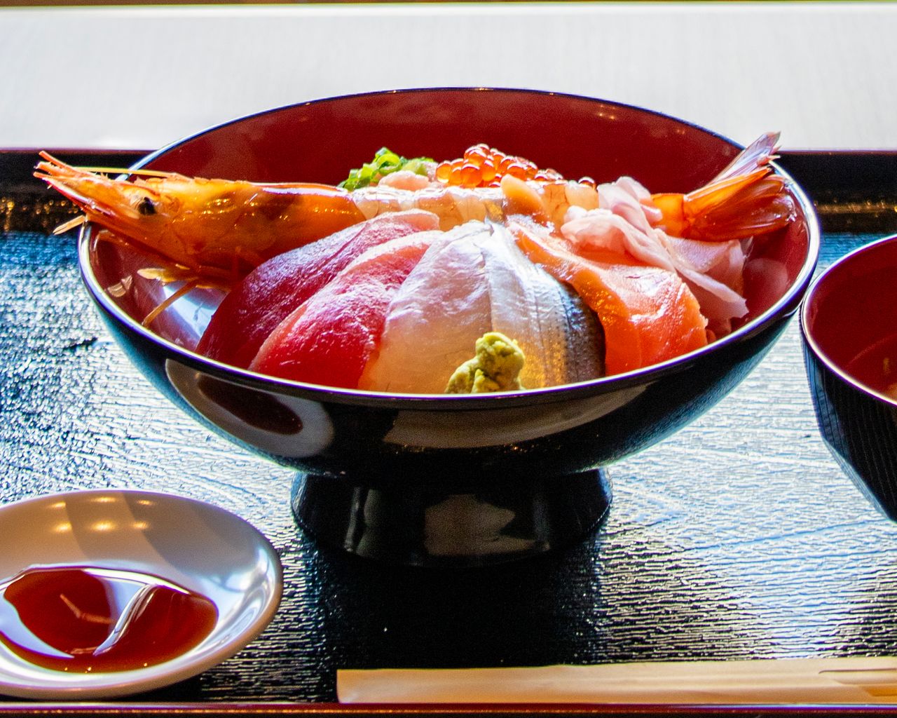 El kaisendon de Tsukiji Kaisen Itadori está preparado con siete tipos de pescado sobre un bol de arroz. Este restaurante ofrece también nigirizushi y hitsumabushi (anguila asada sobre arroz). (© Nippon.com)