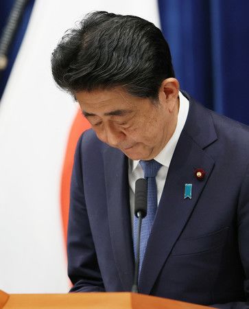 記者会見で頭を下げる安倍晋三首相=28日午後、首相官邸