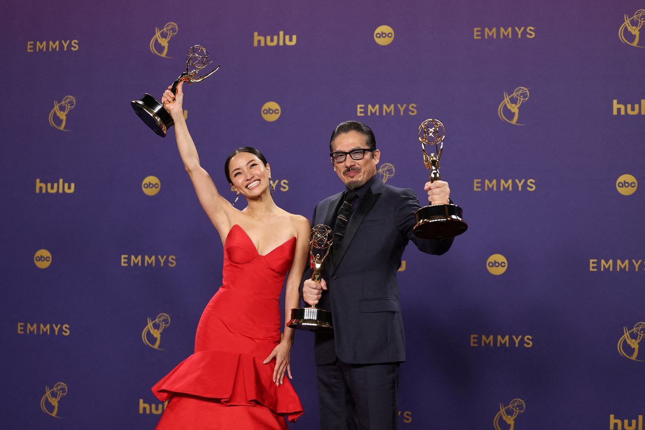 Anna Sawai junto a Sanada Hiroyuki en la ceremonia de los Premios Emmy. (© Reuters)