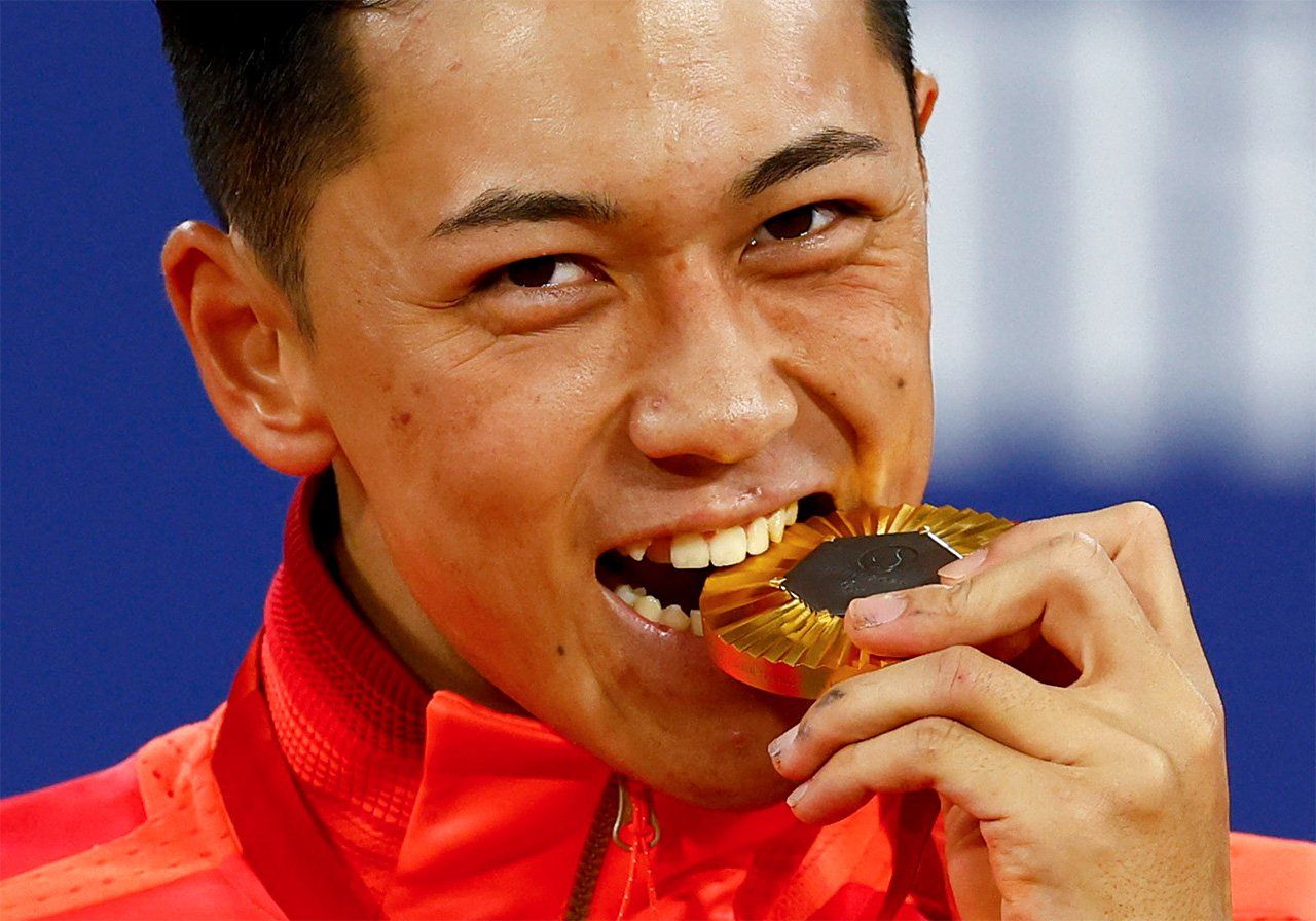 Oda Tokito con su medalla de oro en tenis en silla de ruedas. (© Reuters)