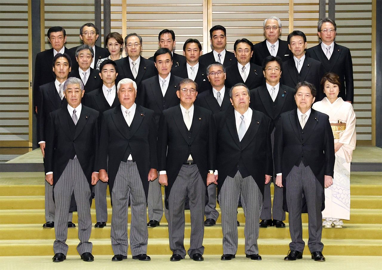 El primer ministro Ishiba Shigeru, en el centro, delante, posa para una fotografía conmemorativa junto a los miembros de su nuevo Gabinete en el Palacio Imperial de Tokio el 1 de octubre de 2024. (© Jiji)
