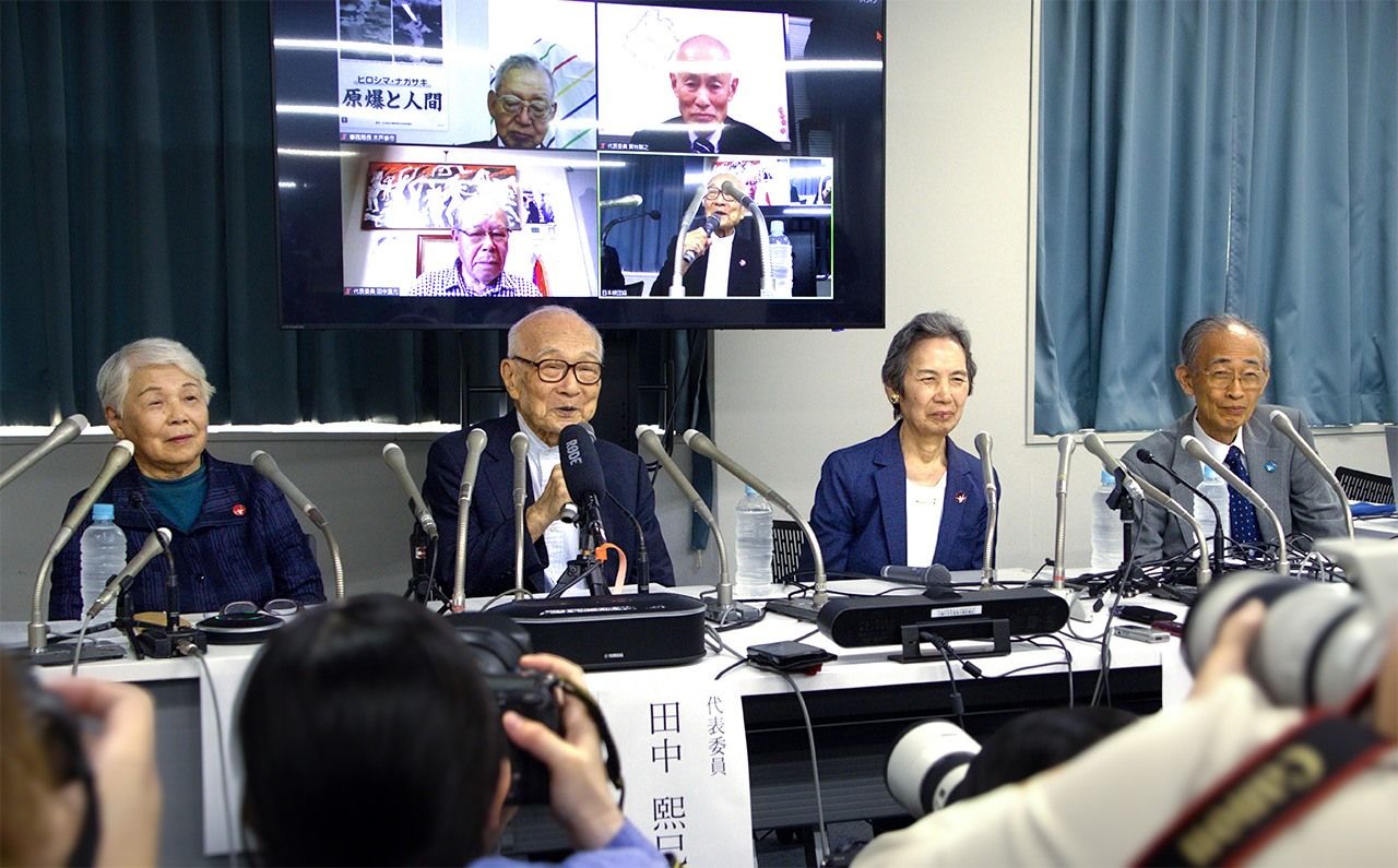 Tanaka Terumi (segundo desde la izquierda), de Nihon Hidankyō, habla durante una rueda de prensa en Tokio el 12 de octubre de 2024 después de que se le concediese a su agrupación el Premio Nobel de la Paz. (© Nippon.com)