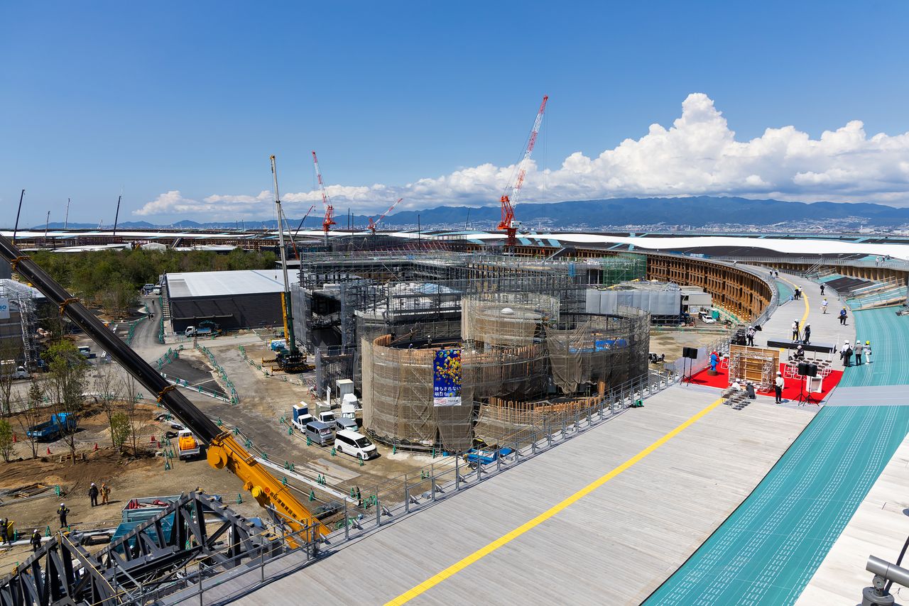 En el Ring Skywalk, con una altura de 12 metros, se plantarán flores y árboles a tiempo para la Expo. (© Hashino Yukinori)