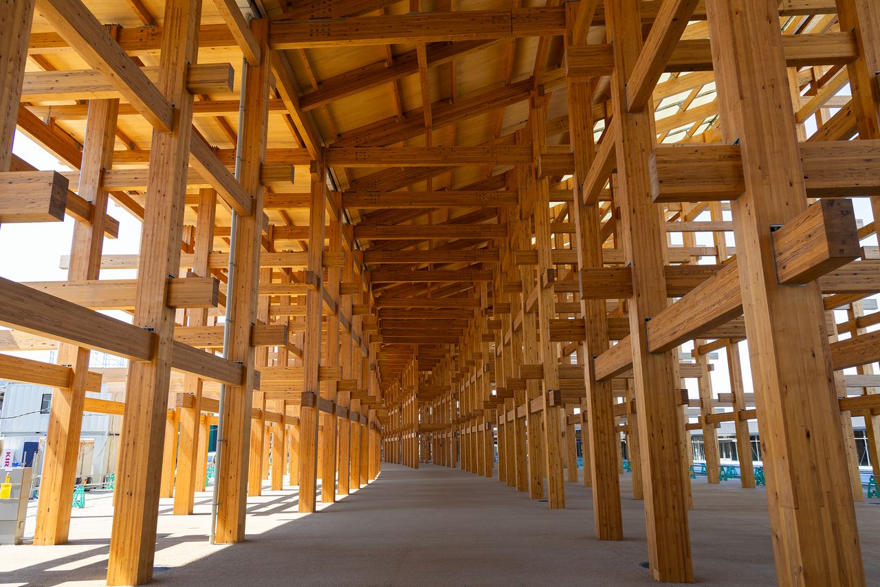 El Ring Ground Walk, a nivel del suelo, ofrece al visitante un primer plano de la habilidad artesanal japonesa. (© Hashino Yukinori)