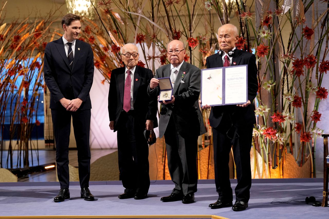 El presidente del Comité del Nobel, Watne Frydnes (a la izquierda) junto a los miembros de Nihon Hidankyō (desde la izquierda) Tanaka Terumi, Tanaka Shigemitsu y Mimaki Toshiyuki en la ceremonia de entrega del Nobel de la Paz celebrada en Oslo el 10 de diciembre de 2024. (© Reuters)