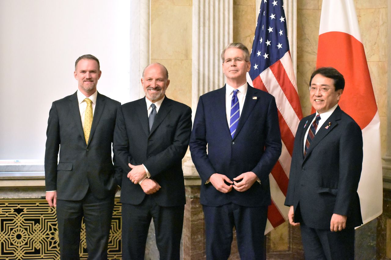 Desde la derecha, el ministro para la Revitalización Económica, Akazawa Ryōsei, junto a los representantes de los Estados Unidos: el secretario del Tesoro, Scott Bessent, el secretario de Comercio, Howard Lutnick, y el representante de Comercio, Jamieson Greer, en una fotografía de grupo durante las negociaciones arancelarias Japón-EE. UU. celebradas en Washington DC el 1 de mayo de 2025. (© Jiji)
