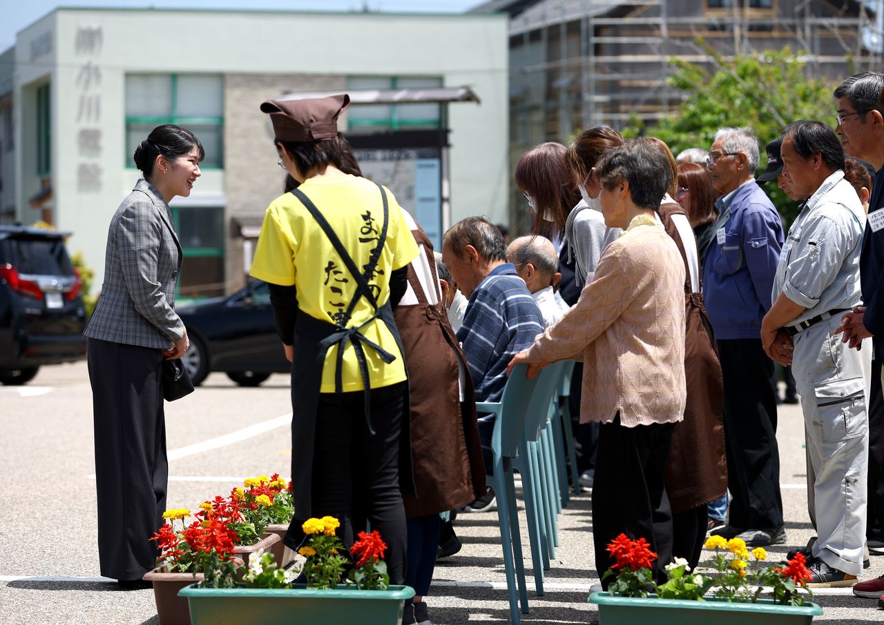 La princesa Aiko habla con vecinos de Shika, en la península de Noto, el 19 de mayo de 2025. (Jiji; pool photo)