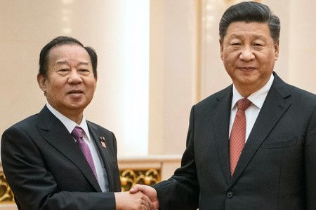 El secretario general del PLD Nikai Toshihiro junto al presidente chino Xi Jinping en abril de 2019. 