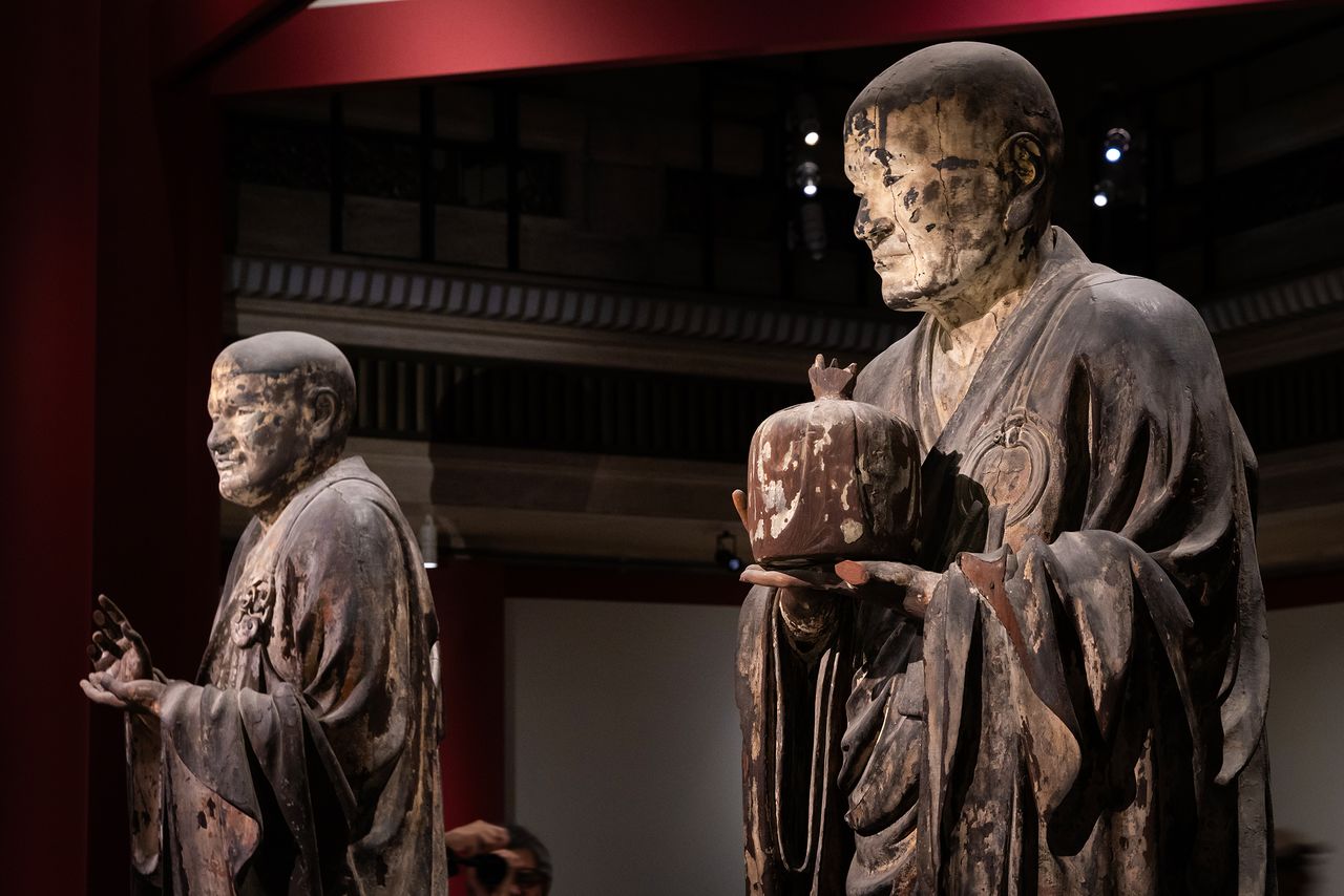 La técnica de los ojos de cristal incrustados, por la que destacó Unkei, brilla en las estatuas de Asanga y Vasubandhu.