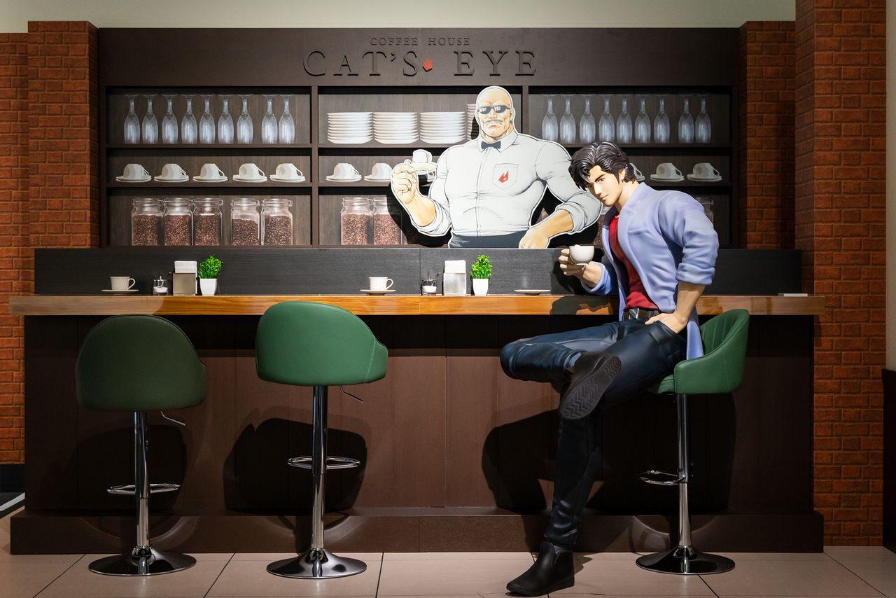 En la Cafetería Cat's Eye, el visitante puede tomarse una foto junto a Ryō y Umibōzu.