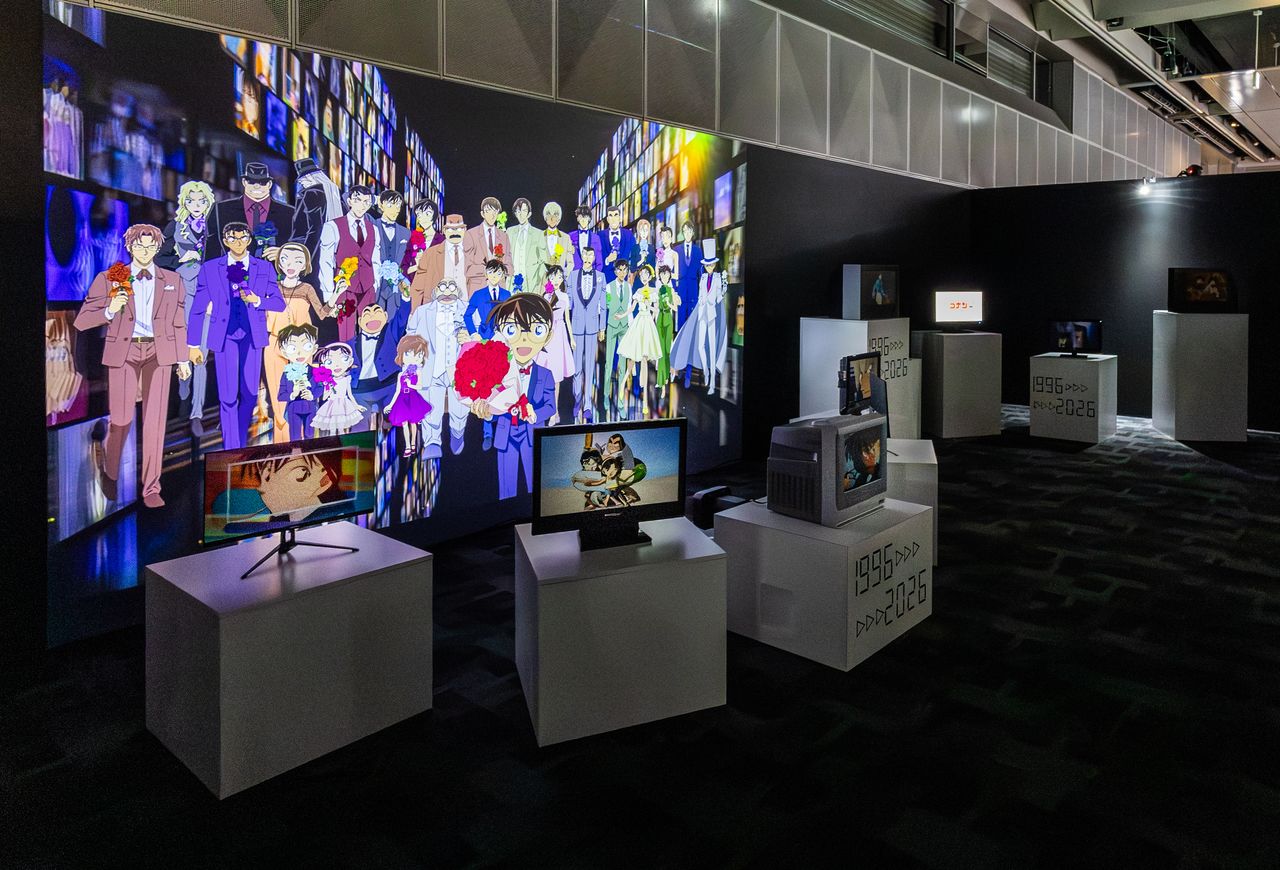 En el área de introducción, las pantallas de televisión proyectan las secuencias de apertura de estos 30 años. (© Aoyama Gōshō / Shōgakukan, Yomiuri TV, TMS 1996.)