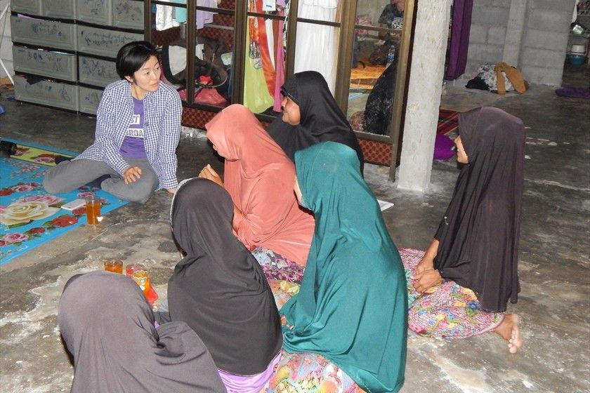 Horiba Akiko, nombrada como primera directora del Centro de Apoyo a la Mediación, sentada en la parte superior izquierda, conversa con mujeres residentes del sur de Tailandia en el marco de una iniciativa de consolidación de la paz de la Fundación Sasakawa para la Paz en 2018. (Cortesía de la Fundación Sasakawa para la Paz.)