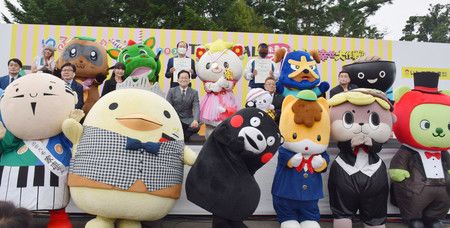 La ganadora del Gran Premio de Mascotas 2020 Takata no Yumechan (en el centro, al fondo). (© Jiji)