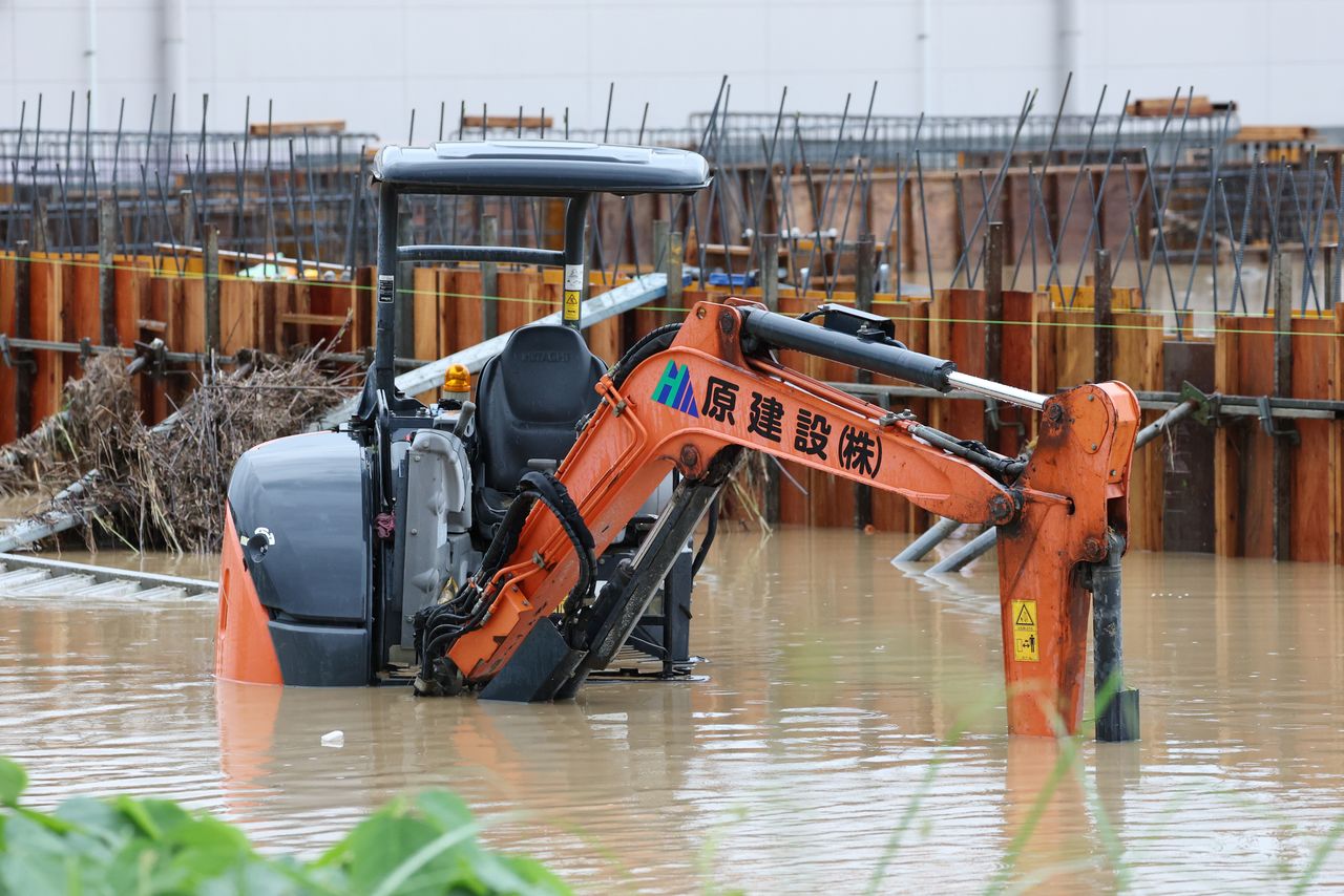Maquinaria de construcción parcialmente sumergida tras las fuertes lluvias caídas en Himi, Toyama, el 27 de agosto de 2026. (© Jiji)