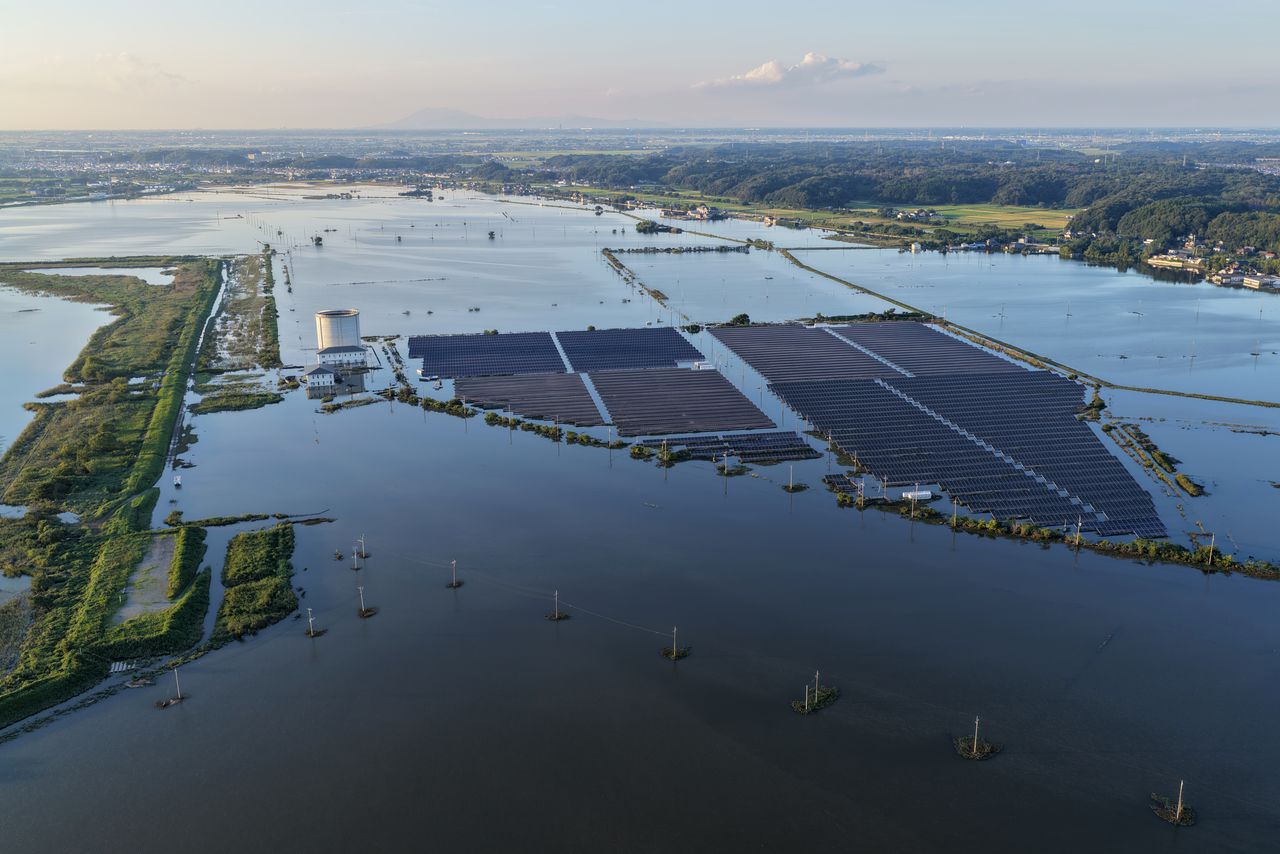 La rotura del dique del lago Inba dejó paneles solares sumergidos. Fotografía tomada con un dron. (© Jiji)
