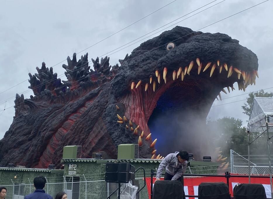 El poderoso Godzilla de tamaño real presentado en la mañana del día 8 de octubre en la ciudad de Awaji, prefectura de Hyōgo.