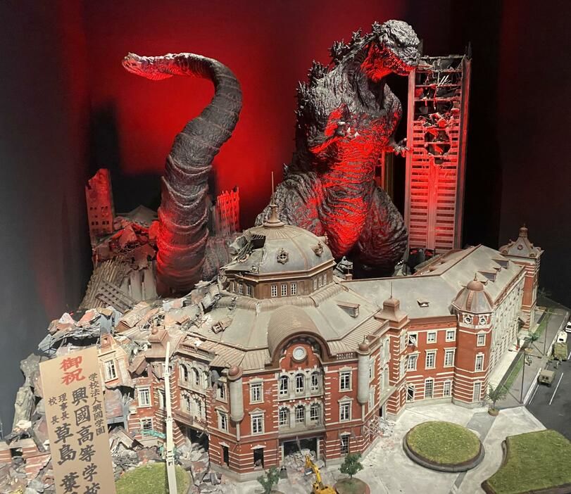 Godzilla en la famosa escena de destrucción de la estación de Tokio.