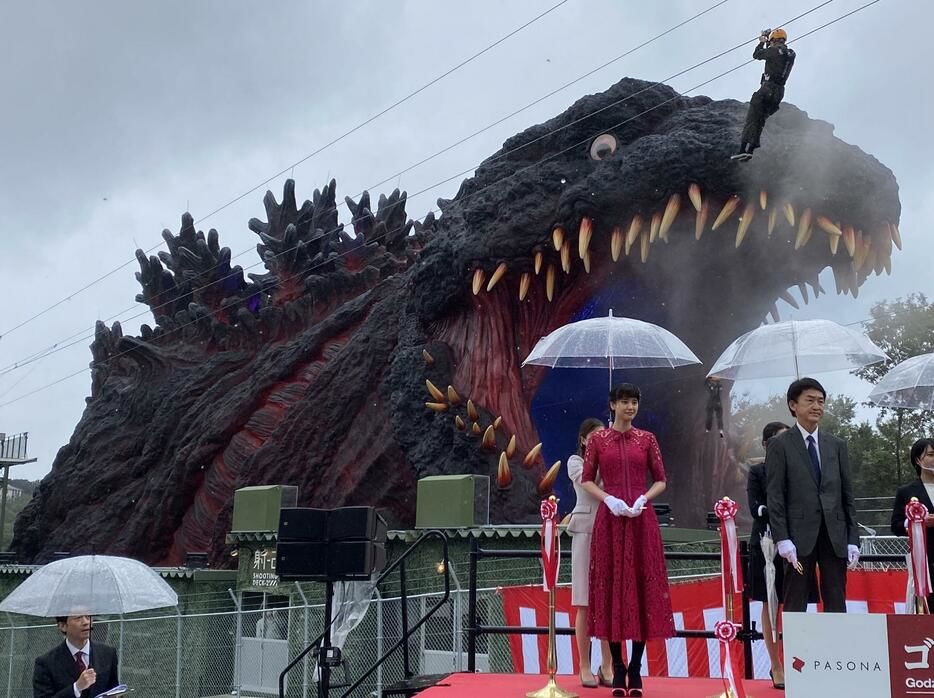 En tirolina junto al enorme Godzilla.