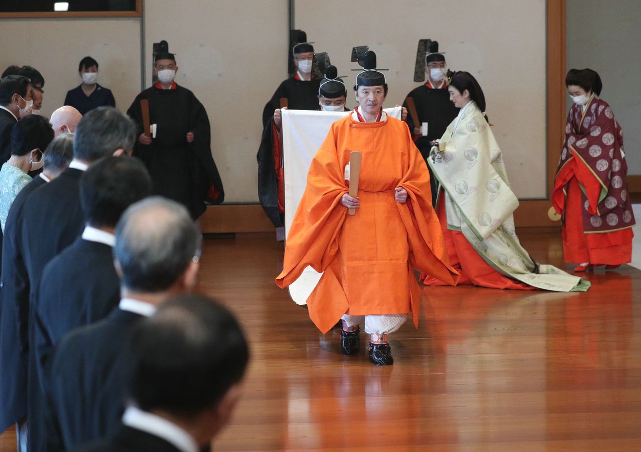 El príncipe heredero Fumihito es declarado formalmente como primero en la línea de sucesión al trono delante del Emperador Naruhito en el Palacio Imperial de Tokio el 8 de noviembre de 2020. (© Jiji)