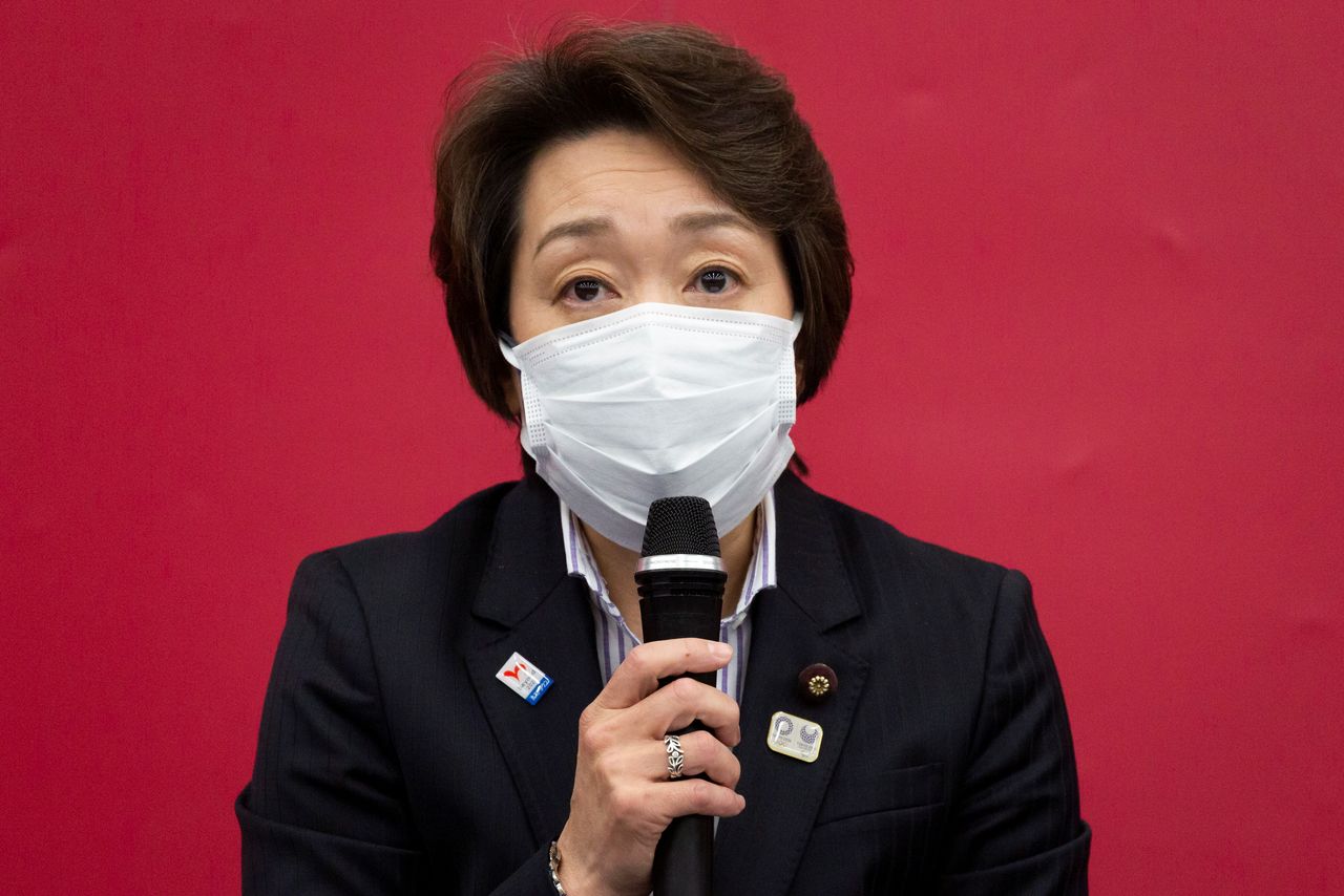 Seiko Hashimoto, presidenta del Comité Organizador de los Juegos Olímpicos de Tokio 2020, asiste a una rueda de prensa tras la reunión de la Junta Ejecutiva de Tokio 2020, en Tokio, Japón, 18 de febrero de 2021. REUTERS/Yuichi Yamazaki