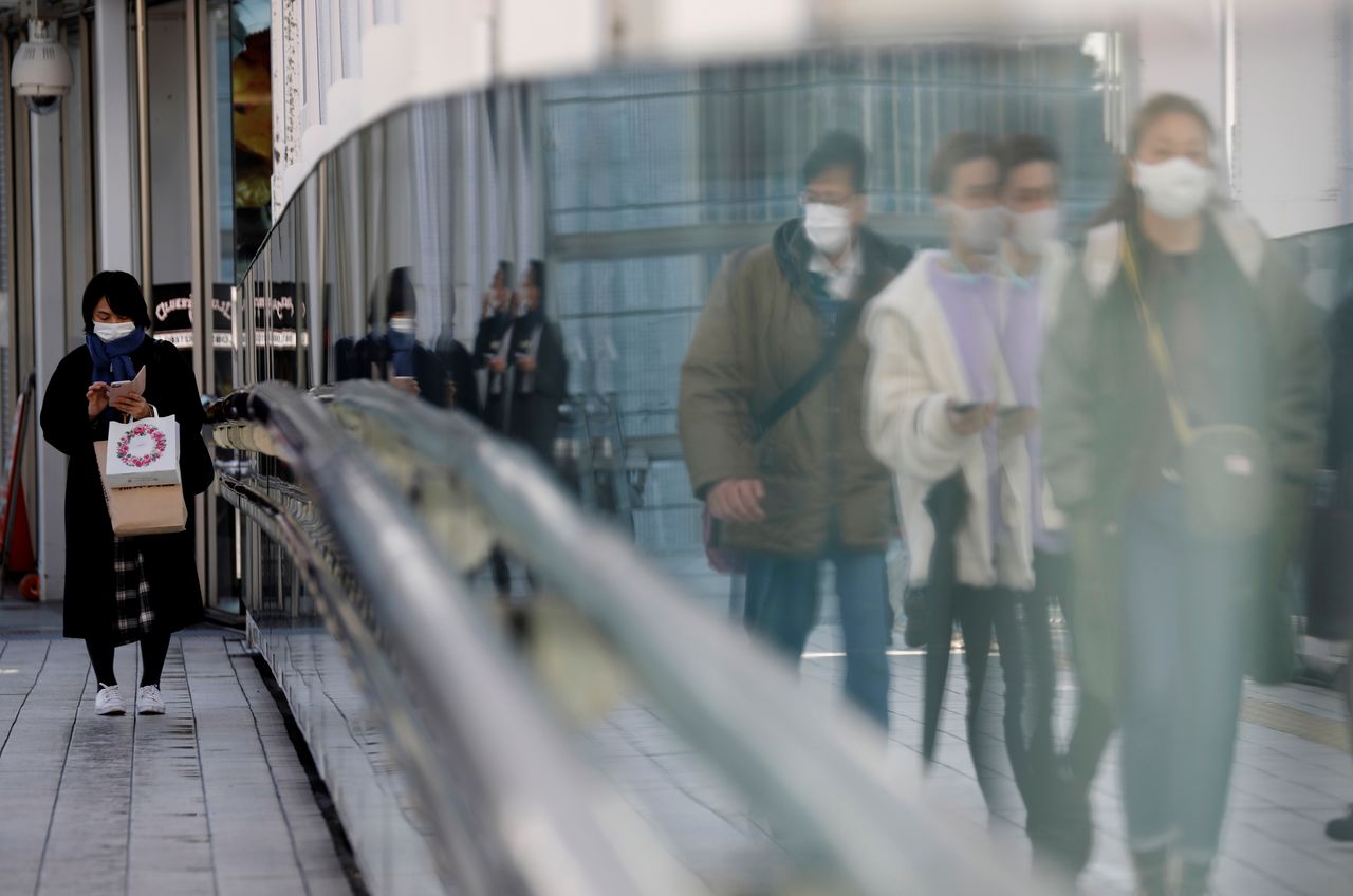 FOTO DE ARCHIVO: Transeúntes con mascarillas protectoras durante la epidemia de la enfermedad del coronavirus (COVID-19) caminan por una calle de Tokio, en Japón, el 2 de febrero de 2021. REUTERS/Kim Kyung-Hoon/File Photo