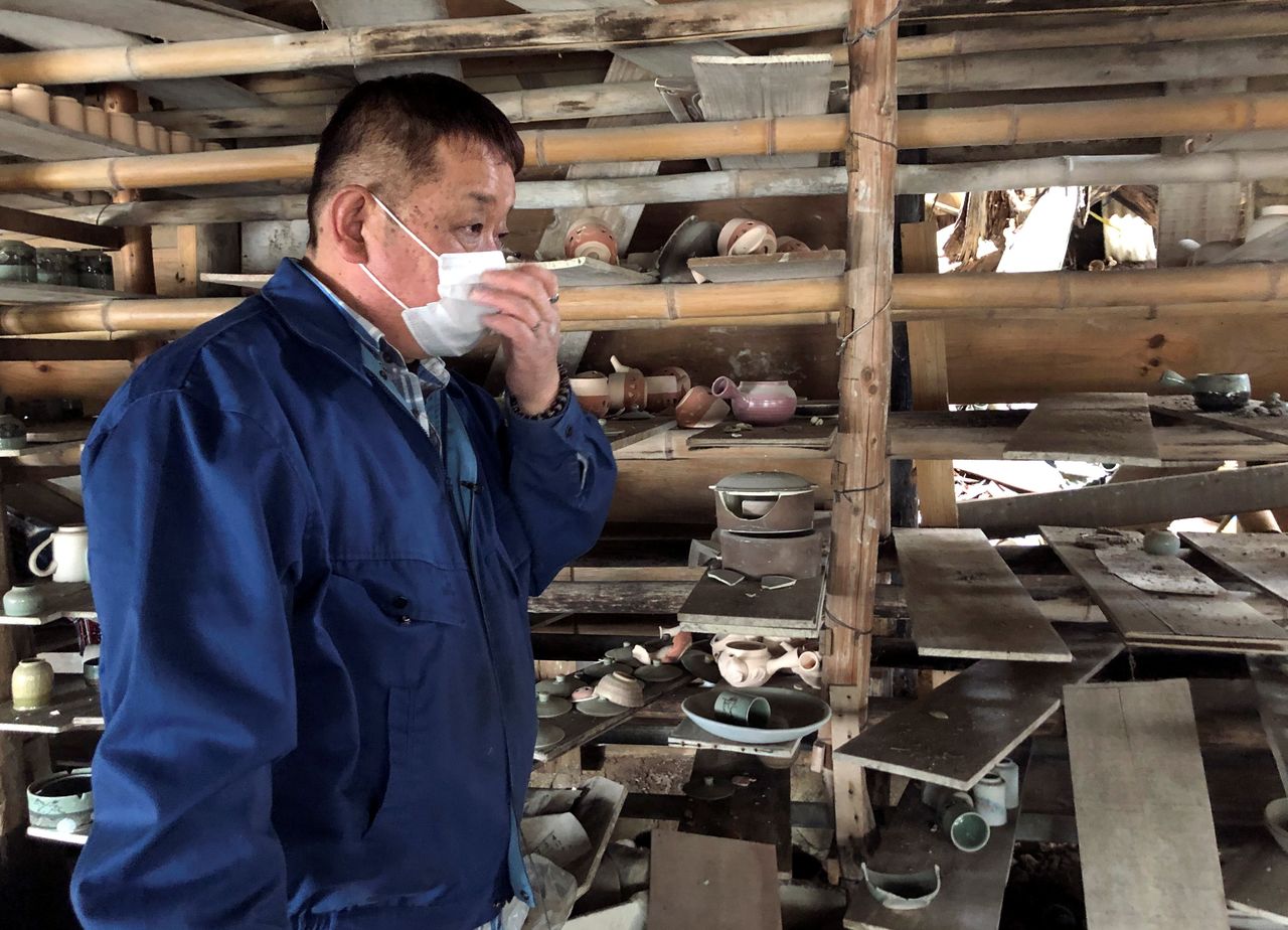 Toshiharu Onoda, de 59 años y decimotercera generación que dirige el negocio de alfarería de la familia, mira su estudio dañado por el terremoto y tsunami del 11 de marzo de 2011, en la ciudad de Namie, cerca de la dañada planta de energía nuclear de Fukushima Daiichi, en la prefectura de Fukushima, Japón. 8 de marzo, 2021. REUTERS/Elaine Lies