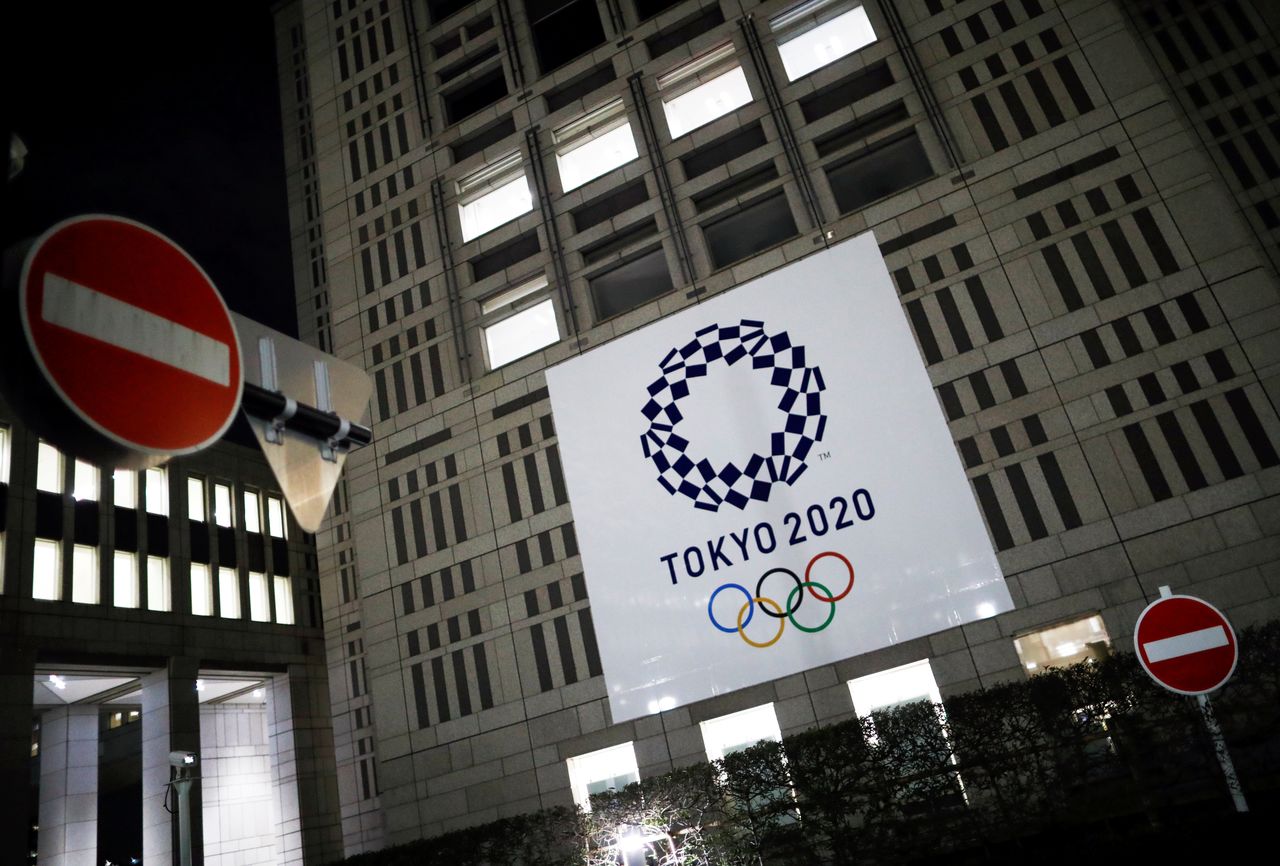 Imagen de archivo del logo de los Juegos Olímpicos de Tokio 2020 en la Oficina del Gobierno Metropolitano de Tokio, Japón. 22 enero 2021. REUTERS/Issei Kato