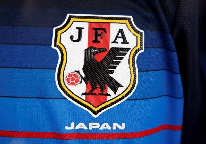 FOTO DE ARCHIVO: El logotipo de la Asociación de Fútbol de Japón en una camiseta de la selección nipona en Tokio, Japón, el 12 de enero de 2017. REUTERS/Kim Kyung-Hoon