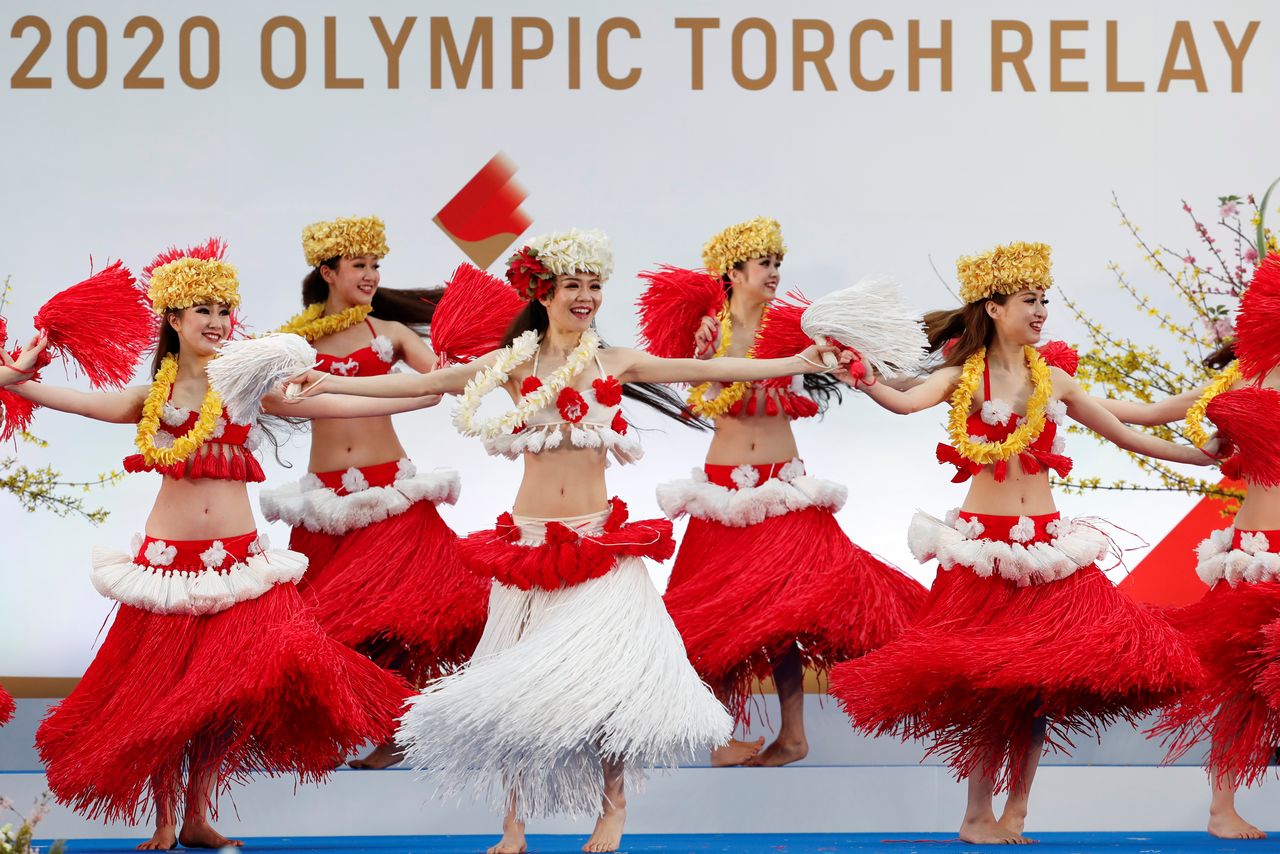 Integrantes del grupo de baile hawaiano “Hula Girls” de un resort con spa bailan en el acto de inauguración del el primer día del relevo de la antorcha de los Juegos de Tokio 2020 en Naraha, en la prefectura de Fukushima, el 25 de marzo de 2021 en Japón. REUTERS/Kim Kyung-Hoon/Pool