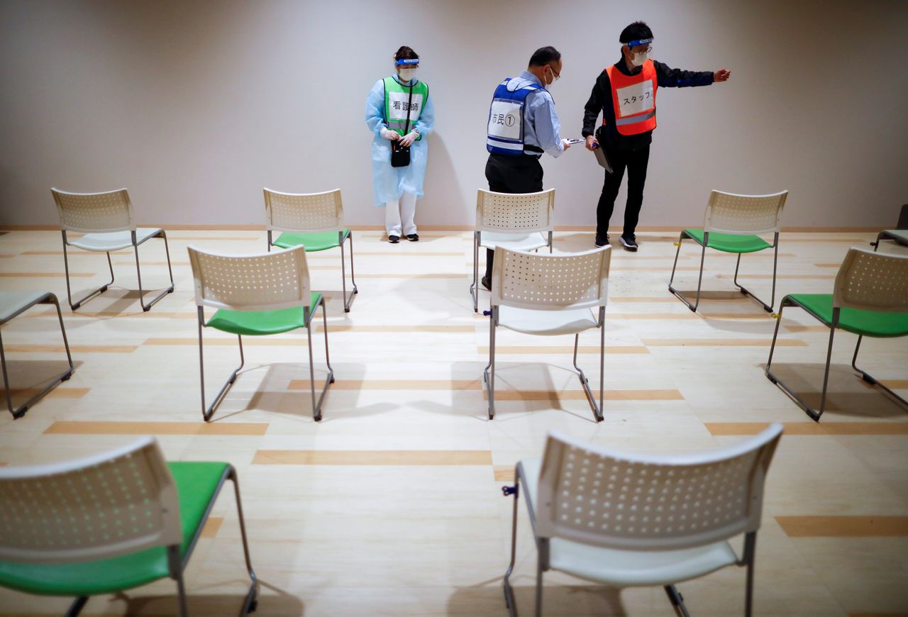 FOTO DE ARCHIVO-Trabajadores de la salud participan en un simulacro de inoculación, mientras el municipio local se prepara para la campaña de vacunación masiva contra la enfermedad del coronavirus (COVID-19) en un centro comercial en Sakura, al este de Tokio, Japón. 5 de marzo de 2021. REUTERS/Issei Kato