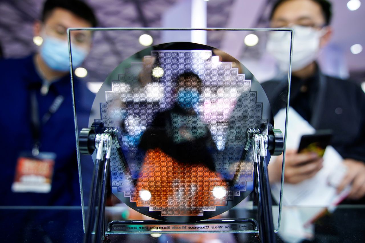 Visitantes miran un aparato semiconductor en exhibición en Semicon China, una feria de tecnología de semiconductores, en Shanghái, China. 17 de marzo, 2021. REUTERS/Aly Song