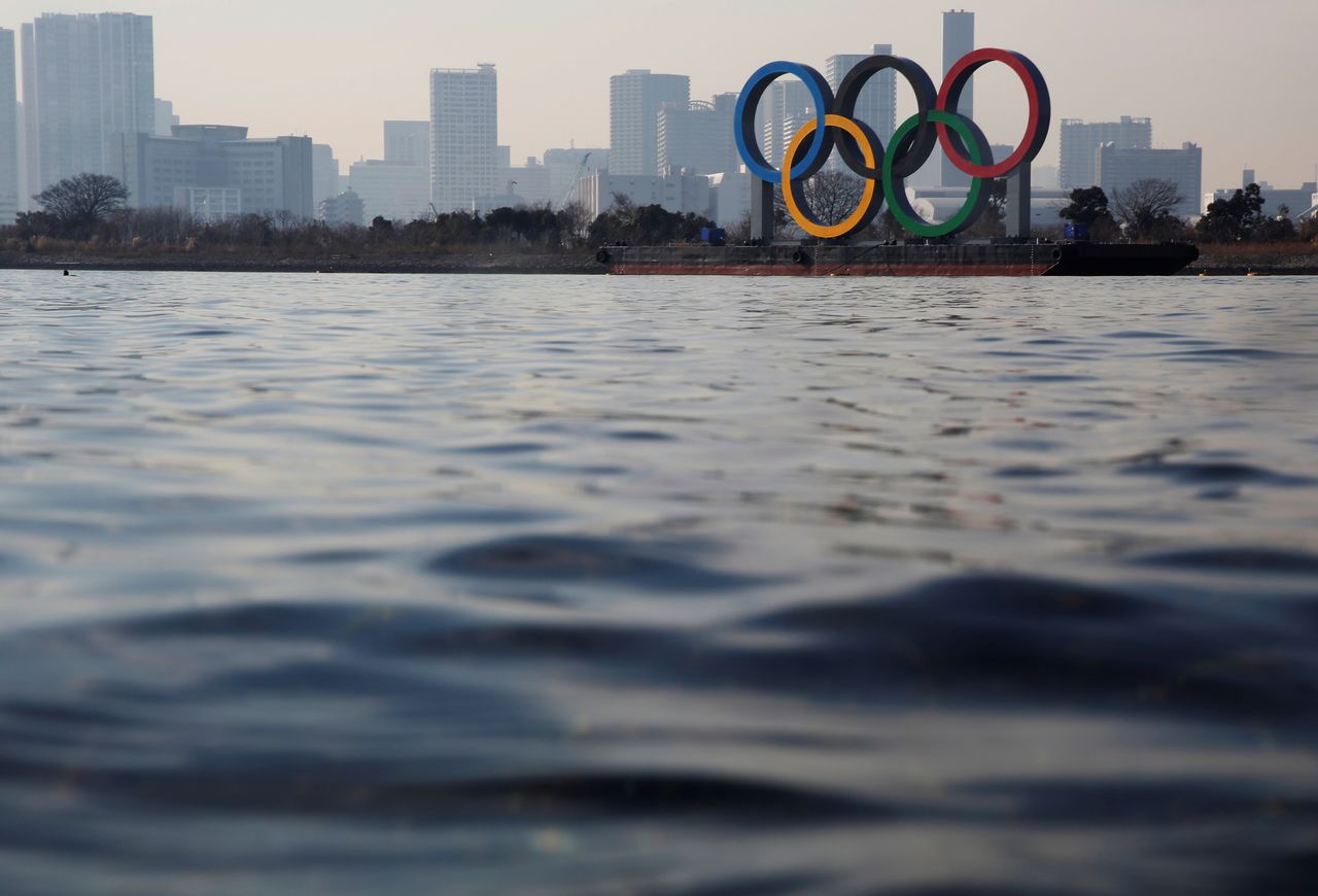 Los anillos olímpicos gigantes se ven sobre el mar, Tokio, Japón, 22 enero 2021. REUTERS/Kim Kyung-Hoon