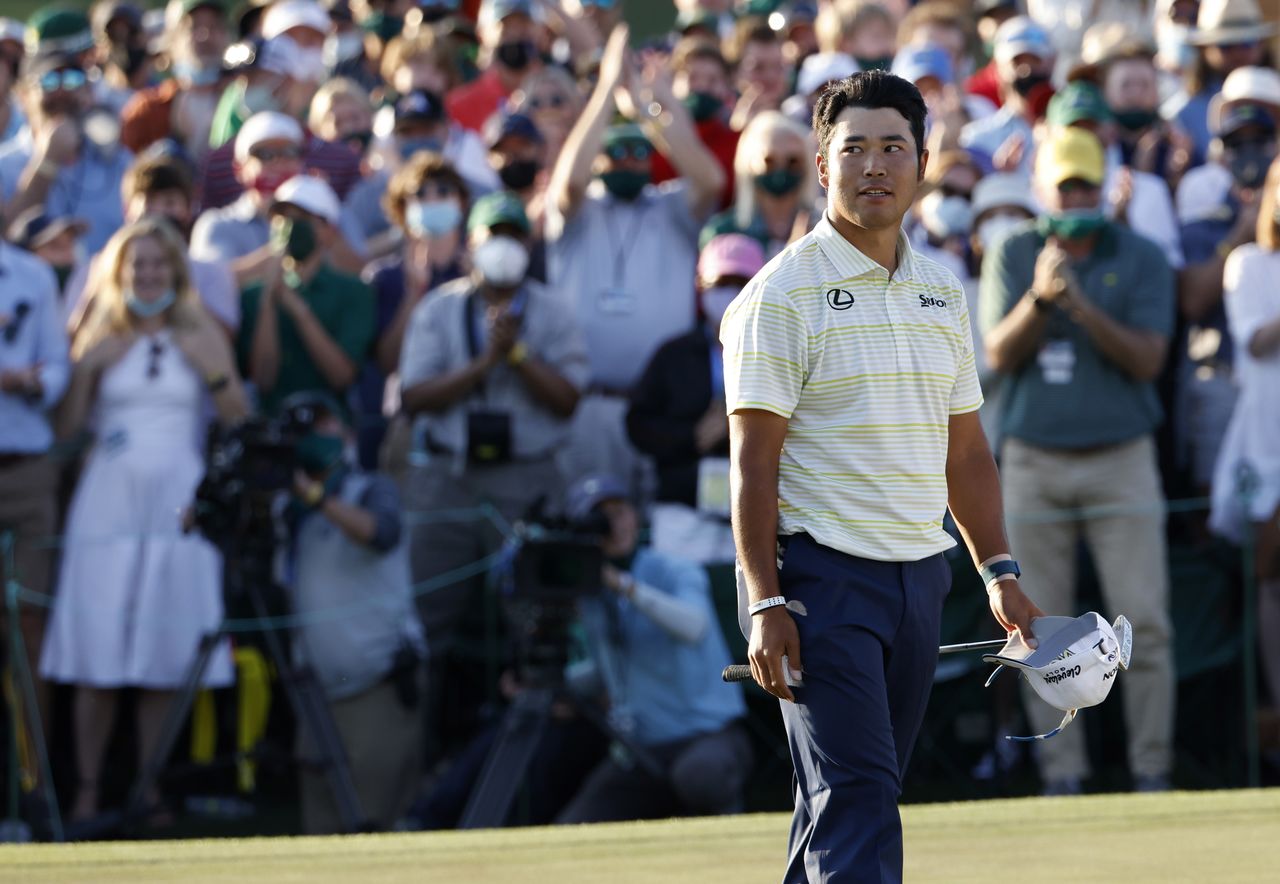 El japonés Matsuyama Hideki celebra su victoria en el Masters en el Augusta National Golf Club de Augusta, Georgia, EE. UU., el 11 de abril de 2021. REUTERS/Mike Segar
