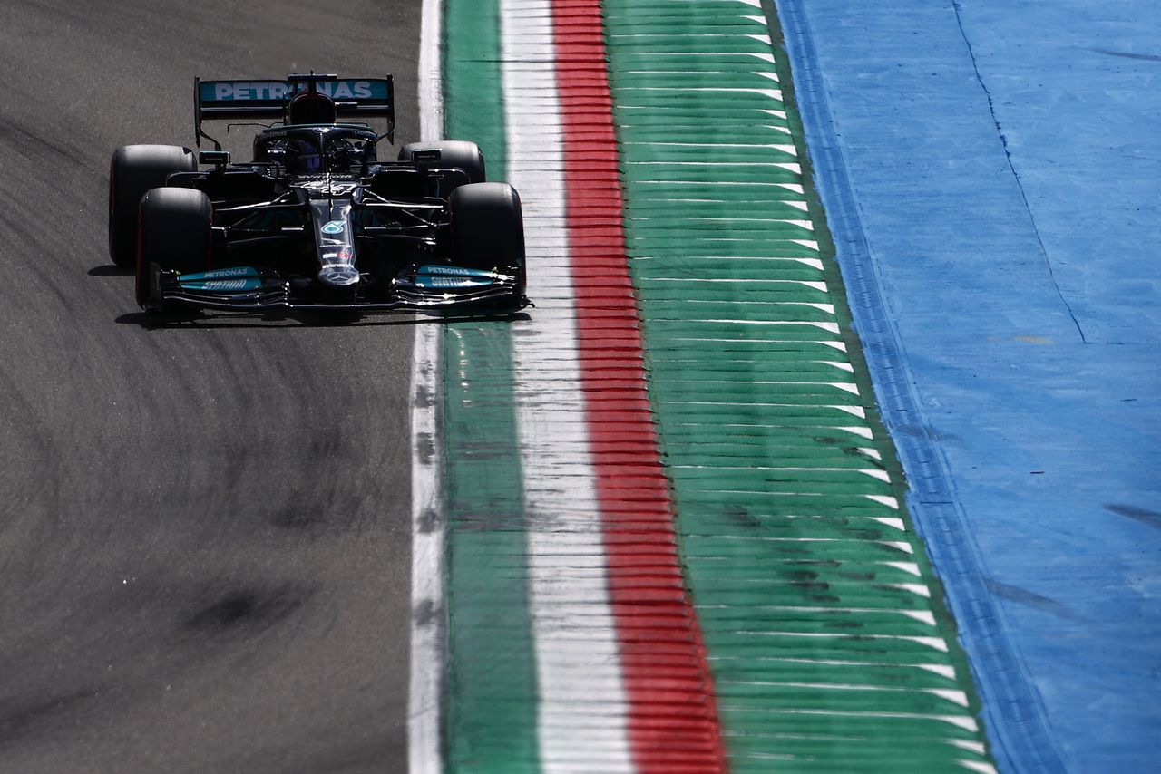 Foto del sábado del Mercedes de Lewis Hamilton durante la clasificación para el Gran Premio de Emilia Romagna de la F1
Abril 17, 2021  
REUTERS/Guglielmo Mangiapane