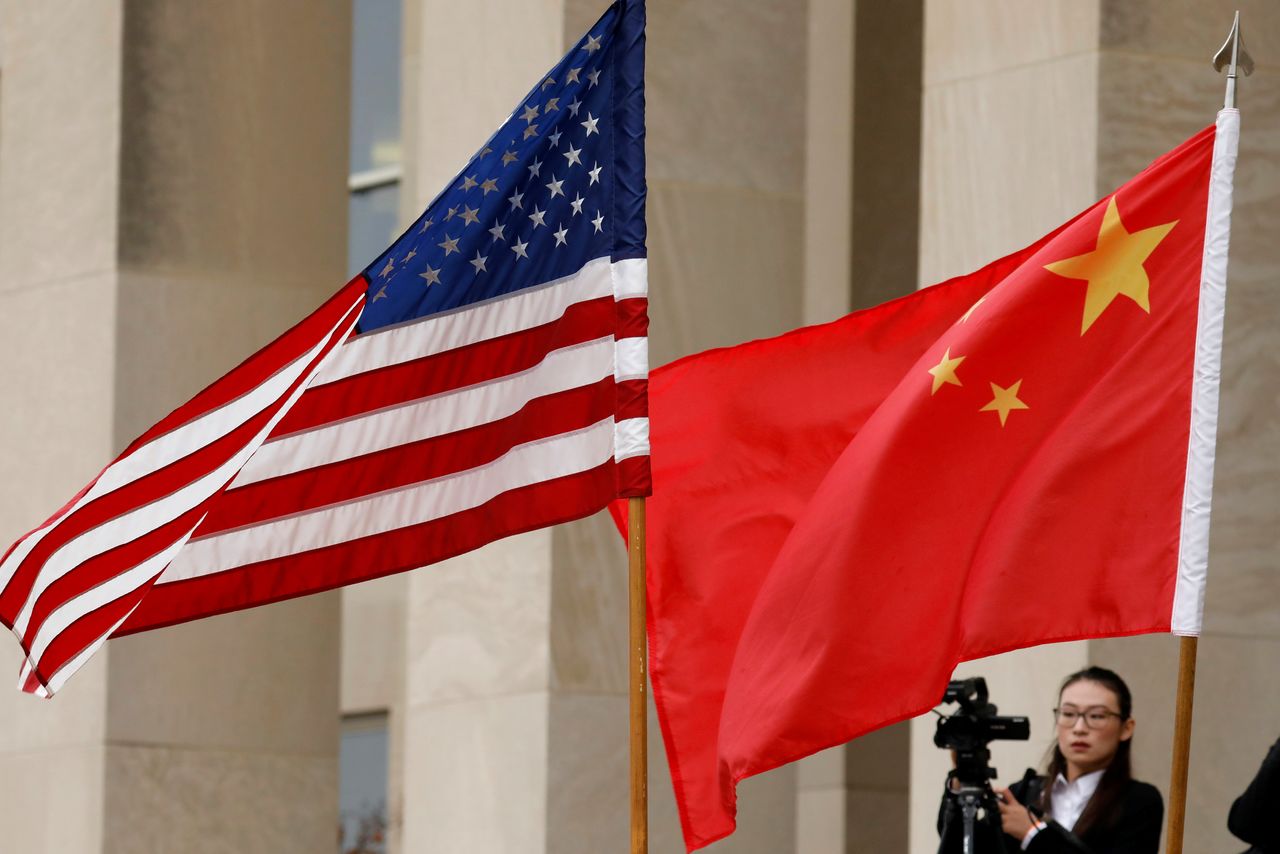 FOTO DE ARCHIVO: Banderas de Estados Unidos y China en Arlington, Virginia, Estados Unidos, el 9 de noviembre de 2018. REUTERS/Yuri Gripas