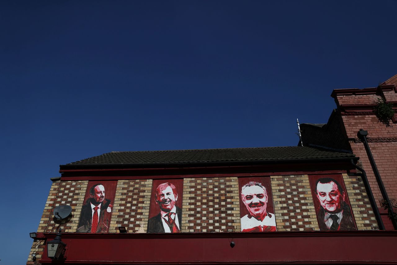 Imágenes de Rafael Benítez, Kenny Dalglish, Joe Fagan y Bob Paisley se ven fuera de Anfield en Liverpool, Reino Unido, el 19 de abril de 2021 REUTERS/Carl Recine