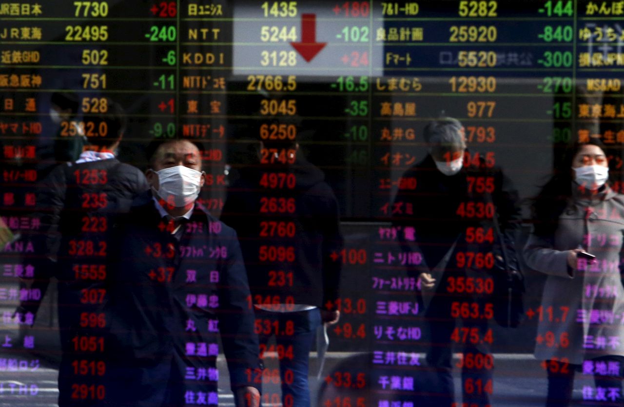 Imagen de archivo de peatones reflejados en una pantalla electrónica que muestra varios precios de acciones en una correduría en Tokio, Japón. 4 de febrero, 2016. REUTERS/Yuya Shino/Archivo