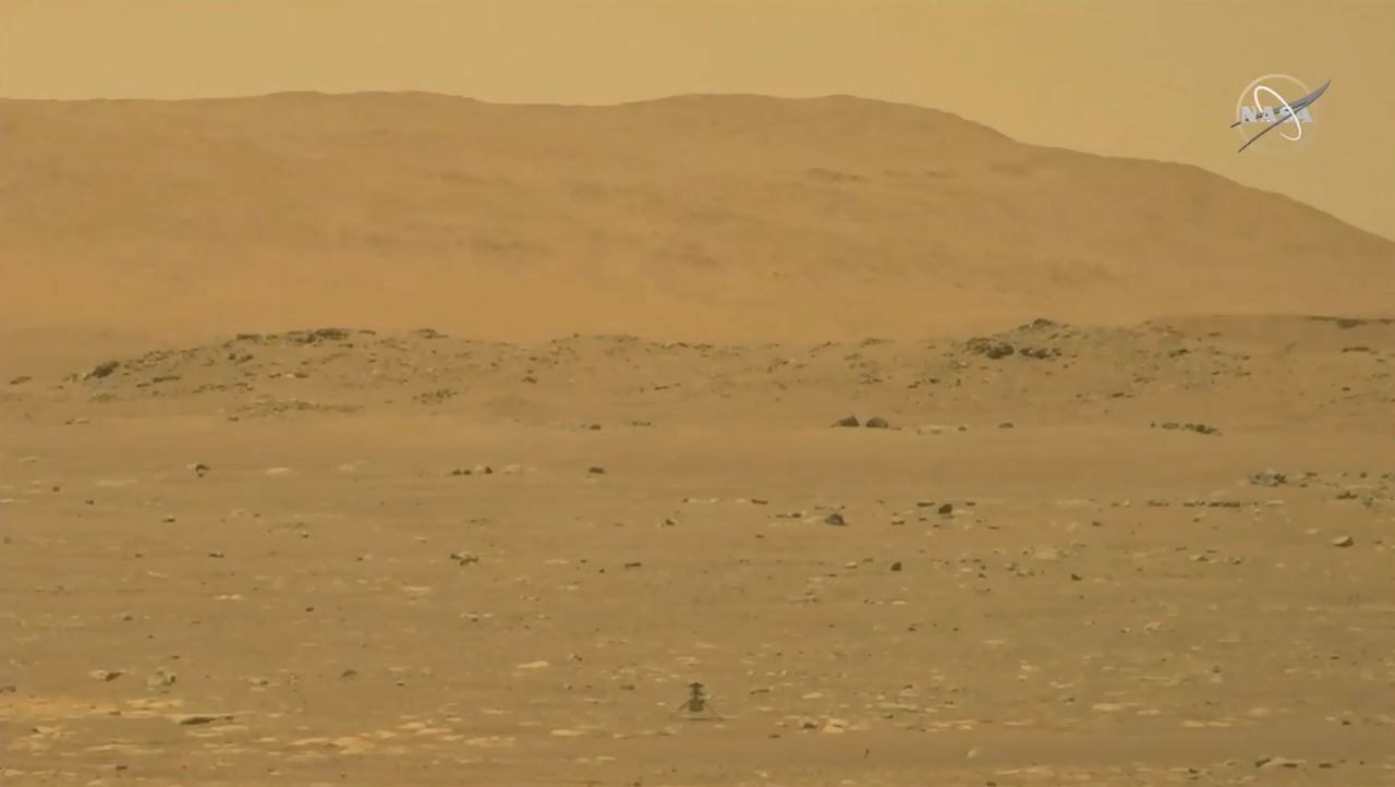 Helicóptero robot en miniatura Ingenuity de la NASA en su primer vuelo en Marte, captura de pantalla, 19 abril 2021.
NASA/JPL-Caltech/ASU/Entregada vía REUTERS